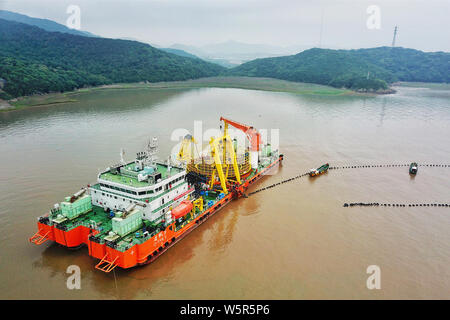 Cinese del lavoro workders presso il cantiere per la costruzione della 500 kilovolt (KV) ultra-alta tensione Cavi sottomarini al di sotto del Zhoushan stretto in Zhoushan c Foto Stock