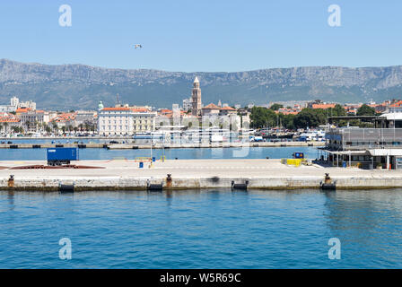 Split cityscape con banchine del porto in Forefront Foto Stock