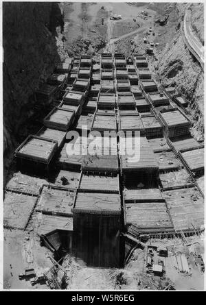 Guardando a valle attraverso dam dal livello alto passerella. Blocco di grandi dimensioni in primo piano è J-1.; Portata e contenuto: fotografia dal volume due di una serie di album di foto per documentare la costruzione della Diga di Hoover, Boulder City, Nevada. Foto Stock