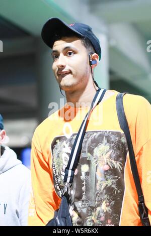 NBA star Kyle Kuzma di Los Angeles Lakers arriva a Shanghai Hongqiao International Airport dopo lo sbarco in Cina a Shanghai, 12 giugno 2019. Foto Stock