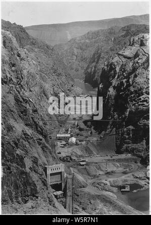 Guardando a monte attraverso canyon nero mostra scavo di fondazione e costruzione impianti a camera stagna creste. Vista mostra bedrock benching in corrispondenza dei due lati del canyon e più profondo nel canale centrale.; Portata e contenuto: fotografia dal volume due di una serie di album di foto per documentare la costruzione della Diga di Hoover, Boulder City, Nevada. Foto Stock