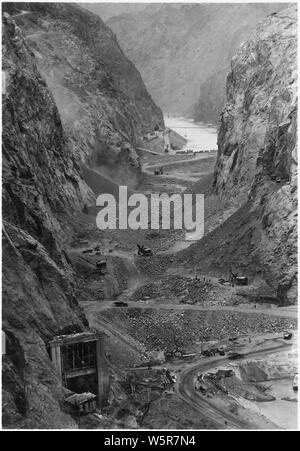 Guardando a monte attraverso Canyon Nero verso la Hoover Damsite che mostra la condizione dopo la deviazione del fiume Colorado. Abbassare i livelli di canyon soffocato con materiale soffiato e strappato dalle pareti del canyon. A valle barriera di roccia si vede in primo piano.; Portata e contenuto: fotografia dal volume due di una serie di album di foto per documentare la costruzione della Diga di Hoover, Boulder City, Nevada. Foto Stock