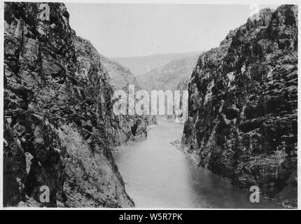 Guardando a monte attraverso Canyon Nero verso la Hoover Damsite. Vista che mostra lo stato del canyon prima dell inaugurazione della Diga di Hoover attività di costruzione. Copia negativo di fotografia fatta dal Tecnico delle Costruzioni Walker R. giovane nel 1932.; Portata e contenuto: fotografia dal volume due di una serie di album di foto per documentare la costruzione della Diga di Hoover, Boulder City, Nevada. Foto Stock