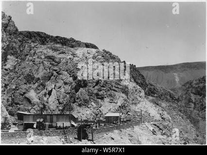 Punto di vedetta sul bordo del Canyon Nero sul lato del Nevada. Parte superiore del punto verrà rimosso per fornire per la torre mobile pista per una delle sei aziende " Impianti di risalita di Torrent. Black Canyon Highway sbarco per Stati Uniti funivia permanente si vede in primo piano.; Portata e contenuto: fotografia dal volume due di una serie di album di foto per documentare la costruzione della Diga di Hoover, Boulder City, Nevada. Foto Stock