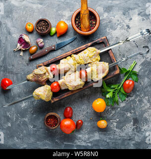 Fare spiedini di carne-carne cruda su spiedini.la carne cruda viene cotto per shish kebab Foto Stock