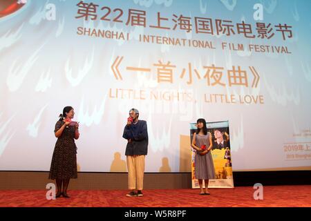 Regista giapponese Rikiya Imaizumi, centro, partecipa a una conferenza stampa per il nuovo film "Little notti, poco amore' durante il ventiduesimo Shanghai giornat Foto Stock