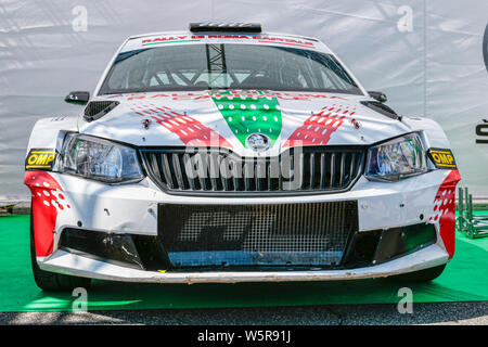 Roma,Italia - Luglio 20, 2019:a Roma città capitale Rally evento pubblico, con la bellissima vista frontale di fast sport rally modello di auto Skoda R5 Foto Stock