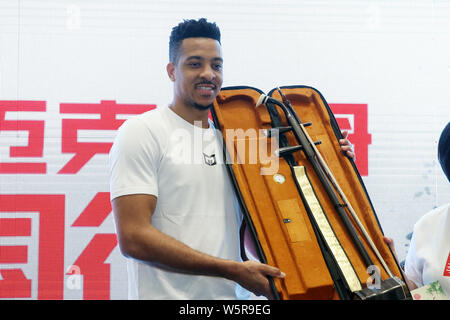 NBA star CJ McCollum di Portland Trail Blazers interagisce con ventilatori durante il suo tour in Cina in Shijiazhuang, città del nord della Cina nella provincia di Hebei, 14 giugno 2 Foto Stock