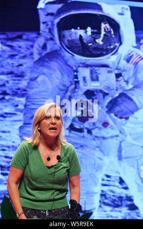 Romanziere inglese Lucy Hawking, figlia del compianto fisico teorico Stephen Hawking e scrittrice Jane Wilde Hawking, parla durante una promozionali e Foto Stock