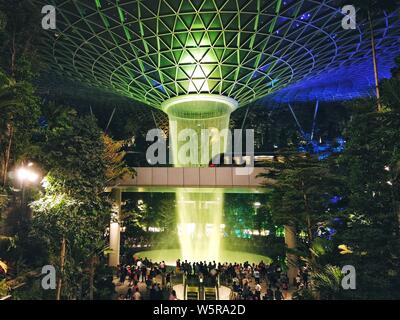 Il paesaggio del gioiello complesso che presenta le più alte del mondo cascata al coperto presso l'Aeroporto Changi di Singapore Changi in, Singapore, 2 giugno 2019. Pla Foto Stock