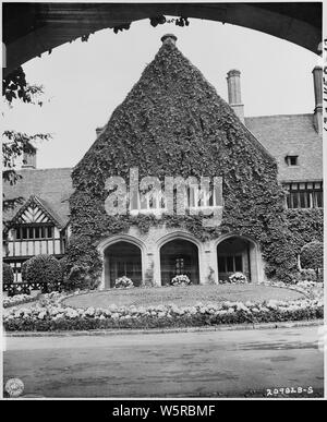 Ingresso principale al Palazzo Cecilienhof, Potsdam, Germania, sito della Conferenza di Potsdam. Il viale circolare conduce alla porta principale. Nel vialetto i russi piantato un bel display di fiori nel centro del quale si trova una grande stella rossa di fiori misti. Foto Stock