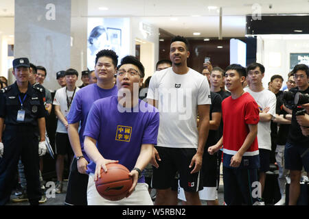 NBA star CJ McCollum di Portland Trail Blazers interagisce con ventilatori durante il suo tour in Cina in Shijiazhuang, città del nord della Cina nella provincia di Hebei, 14 giugno 2 Foto Stock