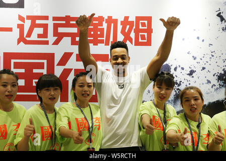 NBA star CJ McCollum di Portland Trail Blazers interagisce con ventilatori durante il suo tour in Cina in Shijiazhuang, città del nord della Cina nella provincia di Hebei, 14 giugno 2 Foto Stock