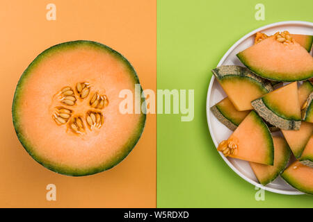 Intero e fette di melone Cantalupo su sfondo color pastello con copia spazio. Foto Stock