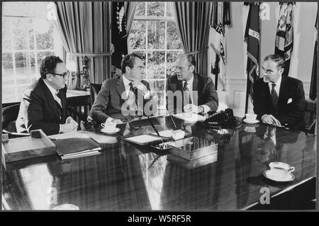 Riunione nell'Ufficio Ovale riguardanti Congressman Ford la nomina a Vice Presidente; Portata e contenuto: nell'immagine: il Segretario di Stato Henry Kissinger A., Presidente Richard M. Nixon,Vice Presidential designare Gerald Ford, Vice Assistente Alexander Haig Jr Oggetto: personale con il Presidente- gruppo. Foto Stock