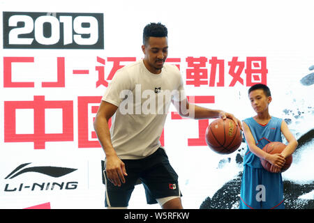 NBA star CJ McCollum di Portland Trail Blazers interagisce con ventilatori durante il suo tour in Cina in Shijiazhuang, città del nord della Cina nella provincia di Hebei, 14 giugno 2 Foto Stock