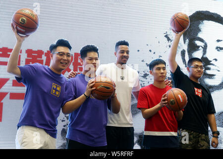 NBA star CJ McCollum di Portland Trail Blazers interagisce con ventilatori durante il suo tour in Cina in Shijiazhuang, città del nord della Cina nella provincia di Hebei, 14 giugno 2 Foto Stock