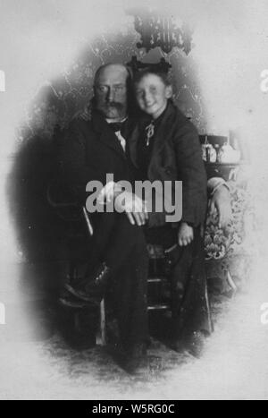 I membri delle famiglie (?) di John Charles e Emma Dorrance. 1915 e precedenti.; Portata e contenuto: foto di studio degli individui e dei gruppi presi in vari luoghi. Bambino in lunghi (battesimo ?) abito, ragazzo, uomini in abiti, e le donne in abiti. Molte delle foto sono state scattate all'aperto; una mostra una casa con un portico. #1544 dispone di un ragazzo a piedi nudi e un ben vestito uomo di lettura su un lettino. Foto Stock