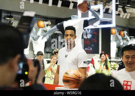 NBA star CJ McCollum di Portland Trail Blazers interagisce con ventilatori durante il suo tour in Cina in Shijiazhuang, città del nord della Cina nella provincia di Hebei, 14 giugno 2 Foto Stock