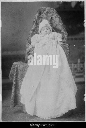 I membri delle famiglie (?) di John Charles e Emma Dorrance. 1915 e precedenti.; Portata e contenuto: foto di studio degli individui e dei gruppi presi in vari luoghi. Bambino in lunghi (battesimo ?) abito, ragazzo, uomini in abiti, e le donne in abiti. Molte delle foto sono state scattate all'aperto; una mostra una casa con un portico. #1544 dispone di un ragazzo a piedi nudi e un ben vestito uomo di lettura su un lettino. Foto Stock