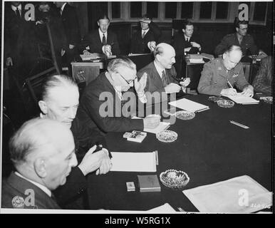 Membri della nuova nomina delegazione britannica sedersi al tavolo della conferenza durante la loro prima riunione della Conferenza di Potsdam in Germania. Ernest Bevin, ministro degli Affari Esteri, è il terzo da sinistra ed il Primo Ministro Clement Attlee è quarto da sinistra. Foto Stock