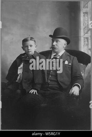 I membri delle famiglie (?) di John Charles e Emma Dorrance. 1915 e precedenti.; Portata e contenuto: foto di studio degli individui e dei gruppi presi in vari luoghi. Bambino in lunghi (battesimo ?) abito, ragazzo, uomini in abiti, e le donne in abiti. Molte delle foto sono state scattate all'aperto; una mostra una casa con un portico. #1544 dispone di un ragazzo a piedi nudi e un ben vestito uomo di lettura su un lettino. Foto Stock