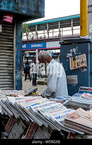 Fornitore di giornale a Borivali Stazione ferroviaria Mumbai Maharashtra India Asia Foto Stock