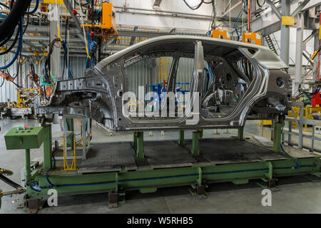 Metallo corpo auto sulla linea di produzione presso la vettura dello stabilimento di assemblaggio. Foto Stock