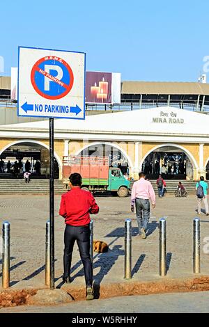 Mira Road Stazione ferroviaria ingresso Mumbai Maharashtra India Asia Foto Stock