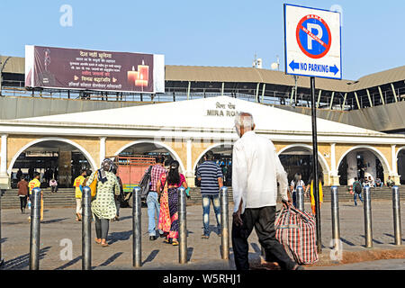 Mira Road Stazione ferroviaria ingresso Mumbai Maharashtra India Asia Foto Stock