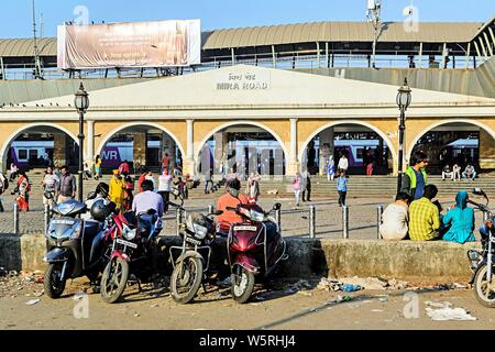 Mira Road Stazione ferroviaria ingresso Mumbai Maharashtra India Asia Foto Stock