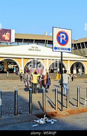 Mira Road Stazione ferroviaria ingresso Mumbai Maharashtra India Asia Foto Stock