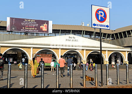 Mira Road Stazione ferroviaria ingresso Mumbai Maharashtra India Asia Foto Stock