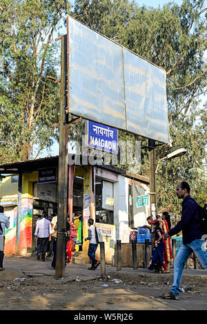 Naigaon Stazione ferroviaria ingresso Mumbai Maharashtra India Asia Foto Stock