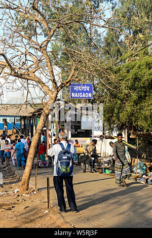 Naigaon Stazione ferroviaria ingresso Mumbai Maharashtra India Asia Foto Stock