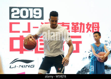 NBA star CJ McCollum di Portland Trail Blazers interagisce con ventilatori durante il suo tour in Cina in Shijiazhuang, città del nord della Cina nella provincia di Hebei, 14 giugno 2 Foto Stock