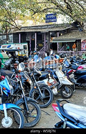 Naigaon Stazione ferroviaria ingresso Mumbai Maharashtra India Asia Foto Stock