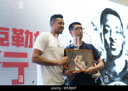 NBA star CJ McCollum di Portland Trail Blazers interagisce con ventilatori durante il suo tour in Cina in Shijiazhuang, città del nord della Cina nella provincia di Hebei, 14 giugno 2 Foto Stock