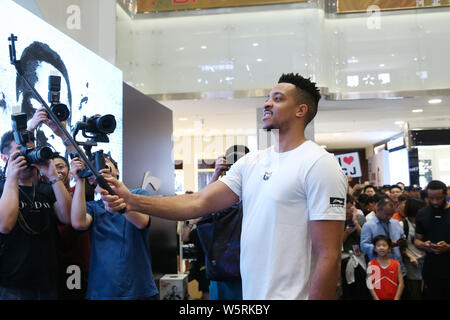 NBA star CJ McCollum di Portland Trail Blazers interagisce con ventilatori durante il suo tour in Cina in Shijiazhuang, città del nord della Cina nella provincia di Hebei, 14 giugno 2 Foto Stock