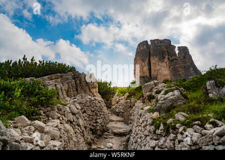 Prima guerra mondiale trincea nei pressi della montagna dolomitica gruppo "Cinque Torri" (Cortina d'Ampezzo, Italia) Foto Stock