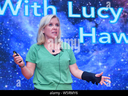 Romanziere inglese Lucy Hawking, figlia del compianto fisico teorico Stephen Hawking e scrittrice Jane Wilde Hawking, parla durante una promozionali e Foto Stock