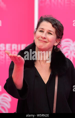 Isabelle Gelinas presenti alla cerimonia di apertura del 2° Canneseries, la Serie Internazionale Festival di Cannes, presso il Palais des Festivals su Ap Foto Stock