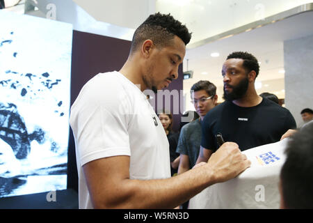 NBA star CJ McCollum di Portland Trail Blazers interagisce con ventilatori durante il suo tour in Cina in Shijiazhuang, città del nord della Cina nella provincia di Hebei, 14 giugno 2 Foto Stock