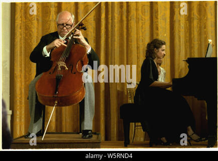 Mstislav Rostropovich esegue alla Casa Bianca; Elena Rostropovich e suo padre Mstislav Rostropovich eseguire alla casa bianca a Washington DC nel 1978 Foto Stock