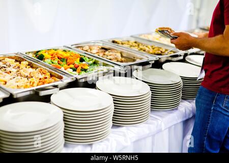 Professional catering caldo, la diversità di cibi e per le placche vuote Foto Stock
