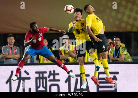 English football player Tyias Browning, superiore di Guangzhou Evergrande Taobao capi la sfera contro camerunese giocatore di calcio Franck Ohandza di Henan Foto Stock