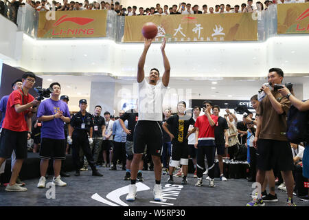 NBA star CJ McCollum di Portland Trail Blazers interagisce con ventilatori durante il suo tour in Cina in Shijiazhuang, città del nord della Cina nella provincia di Hebei, 14 giugno 2 Foto Stock