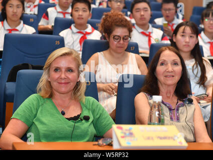 Romanziere inglese Lucy Hawking, sinistra, figlia del compianto fisico teorico Stephen Hawking e scrittrice Jane Wilde Hawking, e sua mamma Jane Hawkin Foto Stock