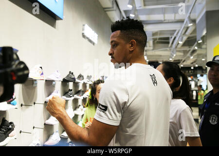 NBA star CJ McCollum di Portland Trail Blazers interagisce con ventilatori durante il suo tour in Cina in Shijiazhuang, città del nord della Cina nella provincia di Hebei, 14 giugno 2 Foto Stock