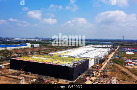 --FILE--la Tesla a Gigafactory 3 è in costruzione, Lingang Pudong New Area, Shanghai, Cina, 9 giugno 2019. Torna a metà marzo, lavoratore Foto Stock